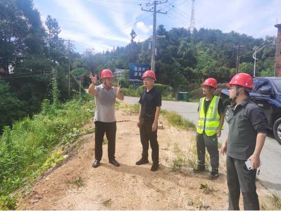 淥口區(qū)政府辦督導(dǎo)室主任易耀湘帶隊(duì)調(diào)度淥口區(qū)S330淦田至古岳峰公路二期工程現(xiàn)場情況