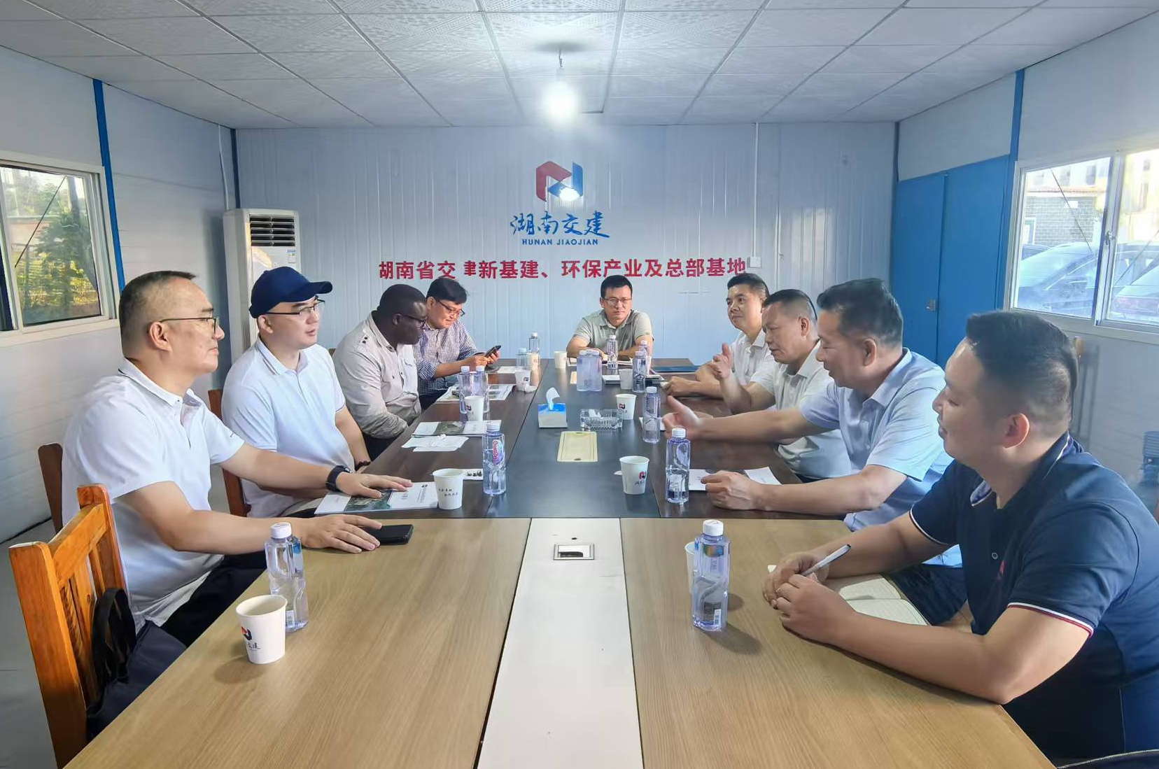 株洲高新區(qū)黨工委副書記、管委會(huì)主任劉智勇攜高新區(qū)經(jīng)濟(jì)合作局、湖南中焱時(shí)代科技有限公司蒞臨我司考察洽談，共謀合作發(fā)展新篇章